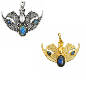 Collier Statement Gothique Bohème Unisexe avec Pendentif Chauve-souris Ovale en Labradorite Naturelle et Breloque Ailée en Laiton Fait Main, Plaqué Argent/Or - Product Image 1