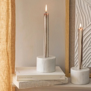 Support à bougies moderne en laiton avec cinq bougies blanches pour la décoration de la maison - Product Image 6