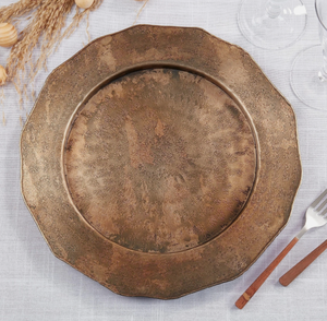 Plato base de metal texturizado con borde ondulado rústico, estilo antiguo, en bronce y latón envejecido. - Product Image 1