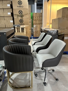 Chaise de pédicure moderne de haute qualité en PU noir avec base en métal doré pour salon de manucure de luxe - Product Image 6