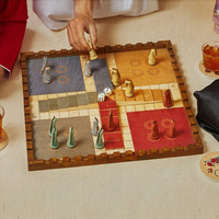 Jeu de société Ludo en bois pour quatre joueurs avec des pions en forme de cheval, un jeu de stratégie moderne pour le plaisir et le divertissement en famille