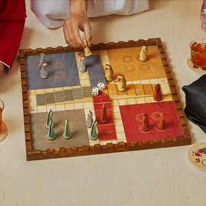 Juego de mesa Ludo de madera para cuatro jugadores con piezas en forma de caballo, juguete de mesa de estrategia moderno para diversión y entretenimiento familiar - Product Image 4
