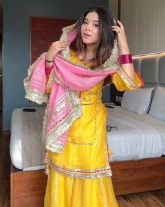 ชุดชาราร่าผ้าไหมสีเหลืองสุดหรู สำหรับงานแต่งงานฤดูหนาวสไตล์บอลลีวูด อินเดีย ปากีสถาน งานฮัลดี  ชุดสัลวาร์ คามีซ - Product Image 3