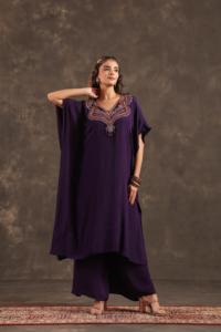 Top Largo con Adornos y Pantalón con Volantes en Color Violeta - Product Image 1