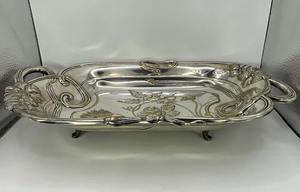 Plateau de service vintage en argent plaqué avec gravure florale pour la présentation des plats, le service des invités et la décoration intérieure - Product Image 2