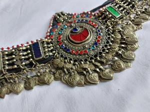 Parures de bijoux afghans de luxe mettant en valeur de grands médaillons en forme de pièce de monnaie et des détails de filigrane complexes avec des boucles d'oreilles pendantes assorties - Product Image 3