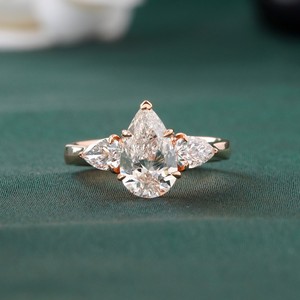 Anillo de Compromiso con Diamante Cultivado en Laboratorio de 1.55 Quilates, Corte Pera, Oro Amarillo de 14K, VVS1-VVS2, DEF, Solitario, con Engaste de Puntas - Product Image 1