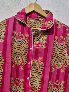 Ensemble de pyjama en coton rose personnalisé |   Ensemble imprimé tigre avec sac fourre-tout et pochette - Product Image 4