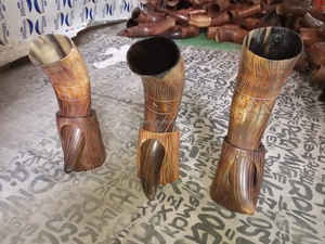 Cuerno de Búfalo Natural Extra Grande, Tallado a Mano con Efecto de Fuego, Estilo Medieval, para Beber Cerveza, Sidra o Vino, con Soporte para Cuerno - Product Image 2