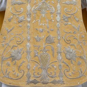 Chasuble romaine personnalisée en damassé doré, brodée à la main avec fil d'argent, vêtement liturgique pour le clergé, tenue de cérémonie religieuse traditionnelle - Product Image 5