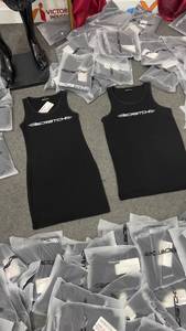 Camiseta sin mangas para hombre, negra, con cuello redondo, de secado rápido, estilo urbano, ajustada, elástica, de tela gofrada, bordada. - Product Image 2