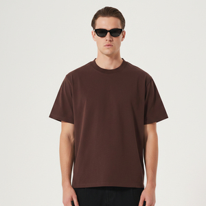 เสื้อยืดคอกลมแขนสั้นสีน้ำตาลสำหรับผู้ชาย ผ้าฝ้าย 100% ทรงโอเวอร์ไซส์ สวมใส่สบาย ระบายอากาศได้ดี มีโลโก้ด้านหน้า สีพื้น - Product Image 5