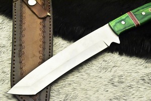 Cuchillo Tanto Bushcraft Hecho a Mano – Hoja de Acero con Alto Contenido de Carbono y Mango de Resina y Nogal con Funda de Cuero - Product Image 4