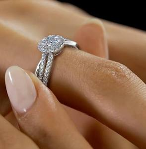 แหวนหมั้นเพชรทรงบริลเลียนต์เคลือบเงิน 18K แบบสั่งทำพิเศษ พร้อมใบรับรอง IGI วงแหวนแต่งงานทองคำขาว - Product Image 1