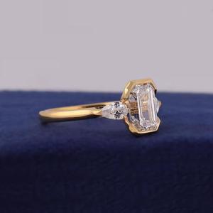 Anillo de diamante cultivado en laboratorio con corte esmeralda en oro amarillo macizo con piedras laterales en forma de pera y diseño clásico de tres piedras, regalo para ella. - Product Image 4