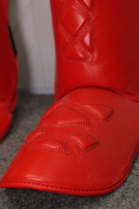 Protège-tibias professionnels MMA Miki rouges en cuir PU avec cadre en acier à haute teneur en carbone, légers et protecteurs pour adultes, adaptés à toutes les saisons et aux sports. - Product Image 2