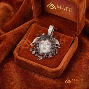 Collier pendentif Méduse pour homme MAED Jewels, pendentif tête de Méduse serti de pierres, plaqué argent et or, pendentif serti de pierres - Product Image 4
