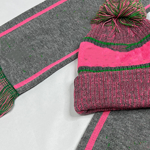 Ensemble 6 pièces bonnet et écharpe longue grise AKA – Personnalisable avec logo, en acrylique, color block, hiver, homme/femme, haute qualité, pour sororité - Product Image 3