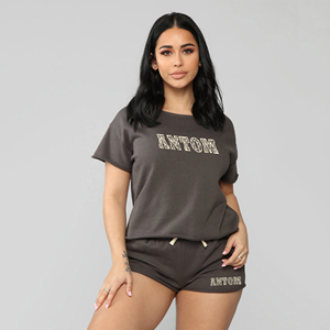 Nuevo diseño de conjunto de dos piezas estampado para mujer, conjunto informal de dos piezas para verano, ropa de entrenamiento para damas, conjunto de camisa y pantalones cortos de 2 piezas. - Product Image 3