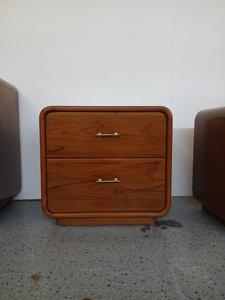 Table de chevet en teck de style mid-century avec cadre incurvé biseauté et poignées en laiton - Product Image 3