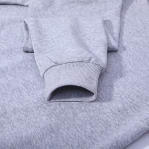 เสื้อสเวตเชิ้ตสีเทาสำหรับผู้ชาย ผ้าฝ้ายฟลีซ คอกลม ผลิตตามสั่ง แบรนด์ส่วนตัว ขายส่ง ผู้ผลิตเสื้อผ้า ผู้จัดจำหน่ายจำนวนมาก สำหรับแบรนด์สหรัฐอเมริกาและยุโรป - Product Image 4