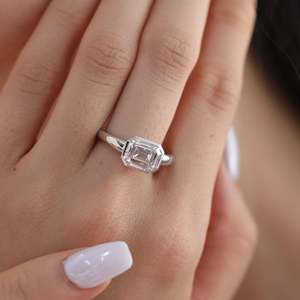 Exquisito Anillo de Compromiso con Diamante Cultivado en Laboratorio de Corte Esmeralda de 3ct, Chapado en Oro Blanco de 14K, Banda Horizontal Moderna y Elegante para Mujer - Product Image 2