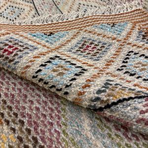 Alfombra Kilim de Lana Abstracta - Tejido Plano Simétrico Ecológico en Crema y Carmesí con Campo de Marfil y Motivos Rojos Tradicionales - Product Image 4