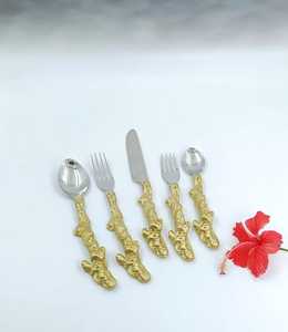 Ensemble de couverts Fusion moderne, vaisselle en laiton et en acier avec une élégance minimale pour une salle à manger contemporaine. - Product Image 3