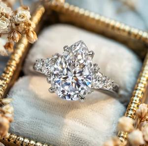 แหวนแต่งงานเงินแท้ 925 ประดับเพชรโมอิสซาไนต์ทรงหยดน้ำ ดีไซน์หรูหราจาก Elegant Bella Jewel ชุบทอง 18K เหมาะสำหรับงานหมั้น - Product Image 1