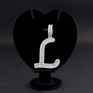 Pendentif de luxe lettre L en moissanite, argent 925, taille baguette, serti en canal, unisexe, breloque cadeau - Product Image 1