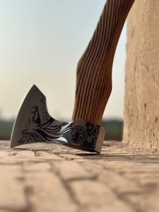 Hacha Vikinga Tomahawk de BA Enterprises, Hecha a Mano con Acero de Alto Contenido de Carbono, Mango de Madera, para Supervivencia, Grado Industrial - Product Image 2