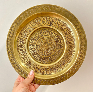 Assiette décorative en laiton gravé oriental avec support, plat de service rond pour présentation murale, fini pour une utilisation en cuisine - Product Image 5