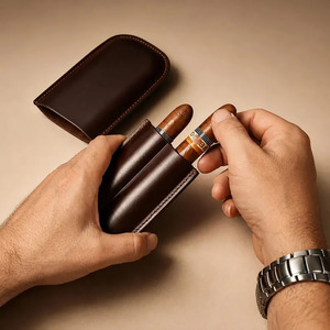 Étui de luxe pour le stockage du tabac avec coupe-tube intégré et construction en cuir véritable pour les styles de vie exécutifs, en vente en gros - Product Image 1