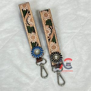 Correa de cuero de vaca hecha a mano por un diseñador con concho metálico de girasol y cierre de mosquetón, llavero estilo western. - Product Image 1