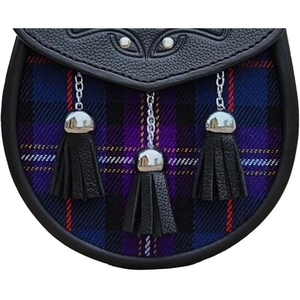 Sporran en cuir noir de qualité supérieure avec motif écossais bleu, rabat clouté à motifs celtiques et trois pompons – Accessoire traditionnel pour kilt écossais - Product Image 2