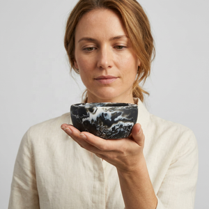 Bol en résine écologique poli à la main, design classique, motif marbré noir et blanc sous glaçure, pour servir les aliments, idéal pour offrir - Product Image 1