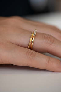 Anillo minimalista de oro macizo de 14k con diamante baguette cónico, unisex, para uso diario. - Product Image 5