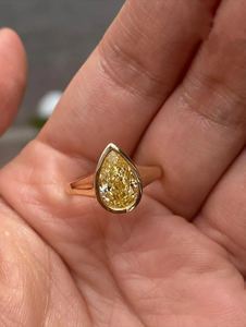 Anillo de diamante en forma de pera amarillo de lujo en oro amarillo macizo con engaste moderno y diseño elegante de solitario, y regalo para ella. - Product Image 2