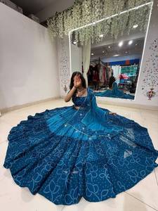Lehenga de georgette estampado de diseñador con trabajo de espejo y blusa estampada con dupatta, especial para Navratri, lehenga choli completamente cosido. - Product Image 1
