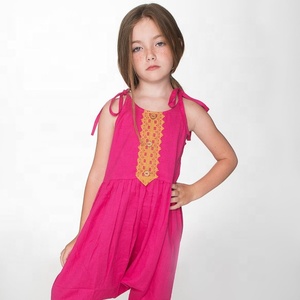 Salopette Style bohème pour petite fille, costume rose tendance, avec détail en dentelle jaune, bretelles réglables pour serrage - Product Image 1