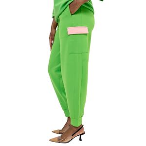Jogging cargo vert de luxe pour femme – Pantalon de survêtement en molleton premium vert avec poches cargo, style décontracté et athlétique - Product Image 5