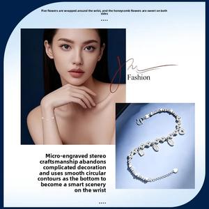 Bracelet chrétien en platine en forme de papillon pour les occasions de fête et de cadeaux, style minimaliste - Product Image 3