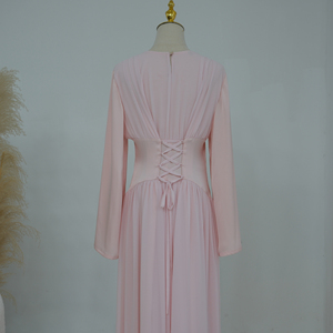 Abaya Elegante da Donna in Chiffon Plissettato con Maniche Lunghe a Campana e Corsetto Posteriore, Vestito Islamico Modesto in 6 Colori Solidi, Abito Lungo Musulmano - Product Image 3