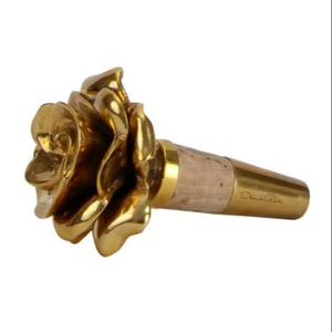 Tapón de metal de diseño único para botellas de vino con parte superior decorativa y un sistema de sellado hermético fuerte. - Product Image 1