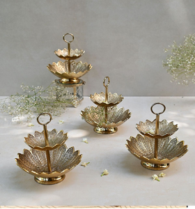 Modernas estatuas de pingüinos de cerámica en dorado y blanco con un acabado pulido de alto brillo; disponibles a precios de mayorista. - Product Image 3