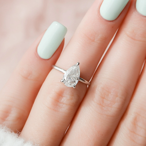 แหวนหมั้นเพชรทรงหยดน้ำ มอยส์ซาไนต์ทรงลูกแพร์ ทอง 14K คลาสสิก เพชรเลี้ยงในห้องปฏิบัติการ - Product Image 3