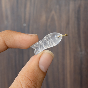 Pendentif poisson en quartz transparent sculpté à la main, breloque animale en cristal naturel avec passant doré pour la fabrication de bijoux et colliers - Product Image 2