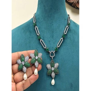 Elegante Juego de Collar y Aretes de Latón Plateado de Primera Calidad, Joyería para Mujer, Regalo para Boda, Compromiso o Fiesta - Product Image 1