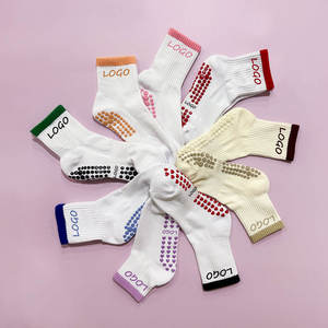 Calcetines de Yoga y Pilates Personalizados de Alta Calidad, Antideslizantes, para Reformer, con Marca Personalizada para Estudio - Product Image 2