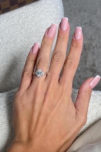 Anillo de Compromiso con Diamante Cultivado en Laboratorio de Corte Ovalado de 2.50 Quilates y Tres Piedras para Mujer |   Anillo de Boda con Halo Oculto, Chapado en Oro de 18K - Product Image 1